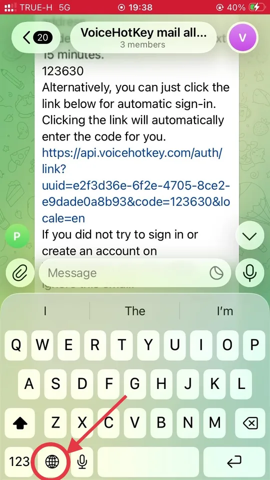 Tastiera di iOS con una freccia che indica il tasto globo