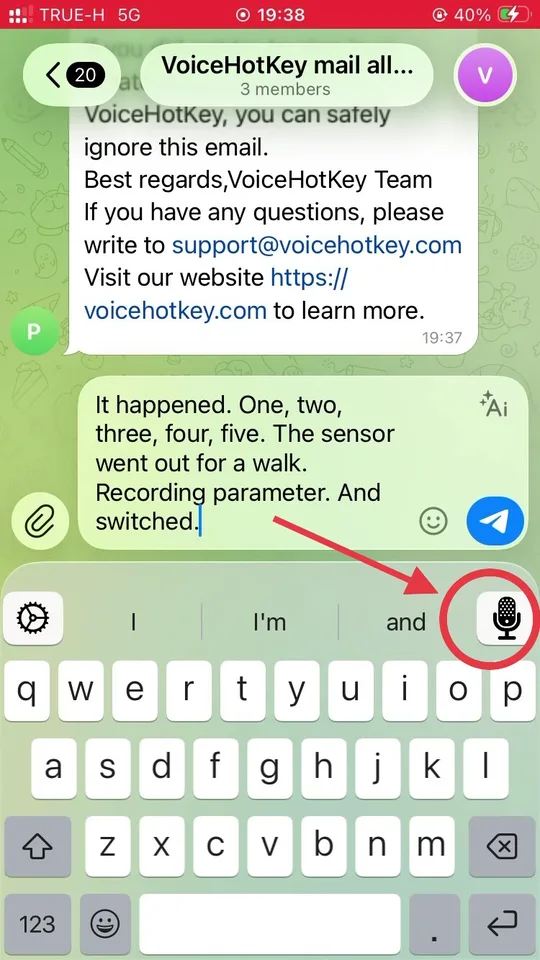 Tastiera VoiceHotKey con una freccia che indica il pulsante del microfono per la dettatura